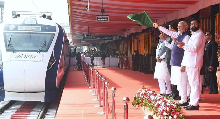 Vande Bharat Express: प्रधानमंत्री मोदी ने नागपुर रेलवे स्टेशन से वंदे भारत एक्सप्रेस को हरी झंडी दिखाकर रवाना किया